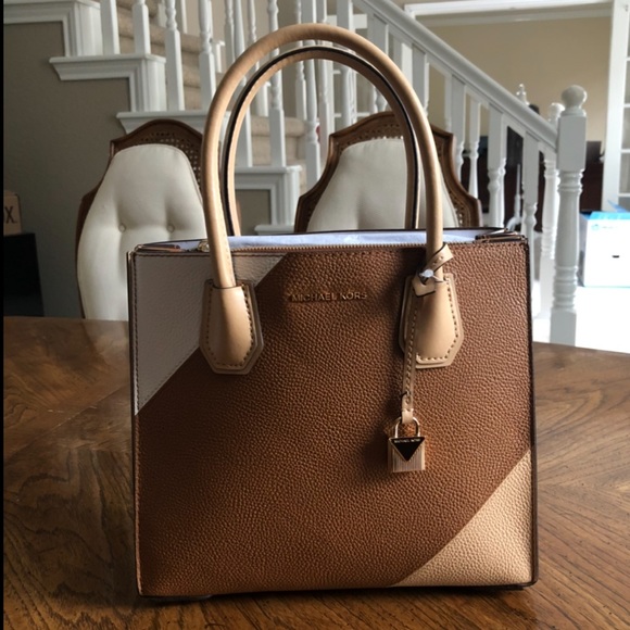 Michael Kors Handbags - 🎉HP🎉 🆕 MK Mercer Dillon Accordion Bag